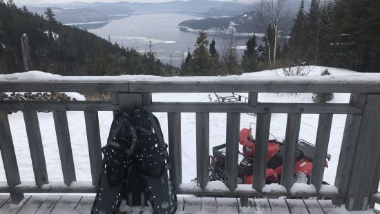 https://chaletsfjordsaguenay.com/wp-content/uploads/2021/03/vue-fjord-saguenay-terrasse-refuge-en-hiver-01-550x310.jpg